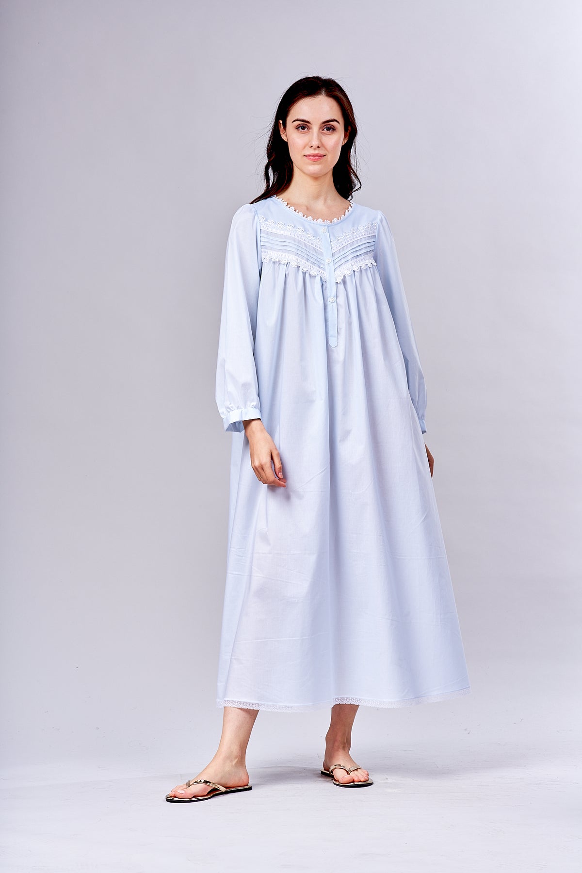 1518 - Long gown w pintucked yoke