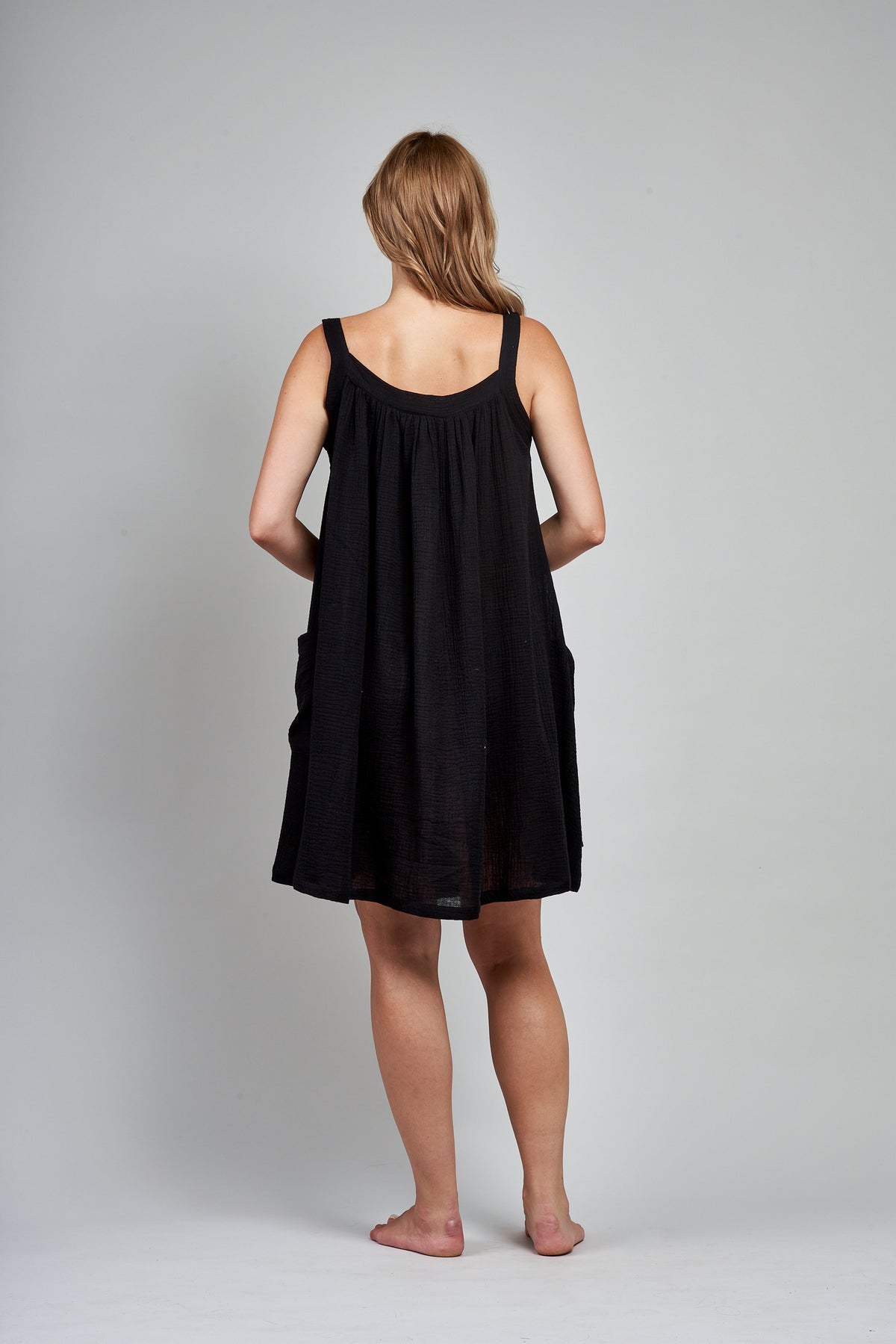 3107 - Short pocket dress