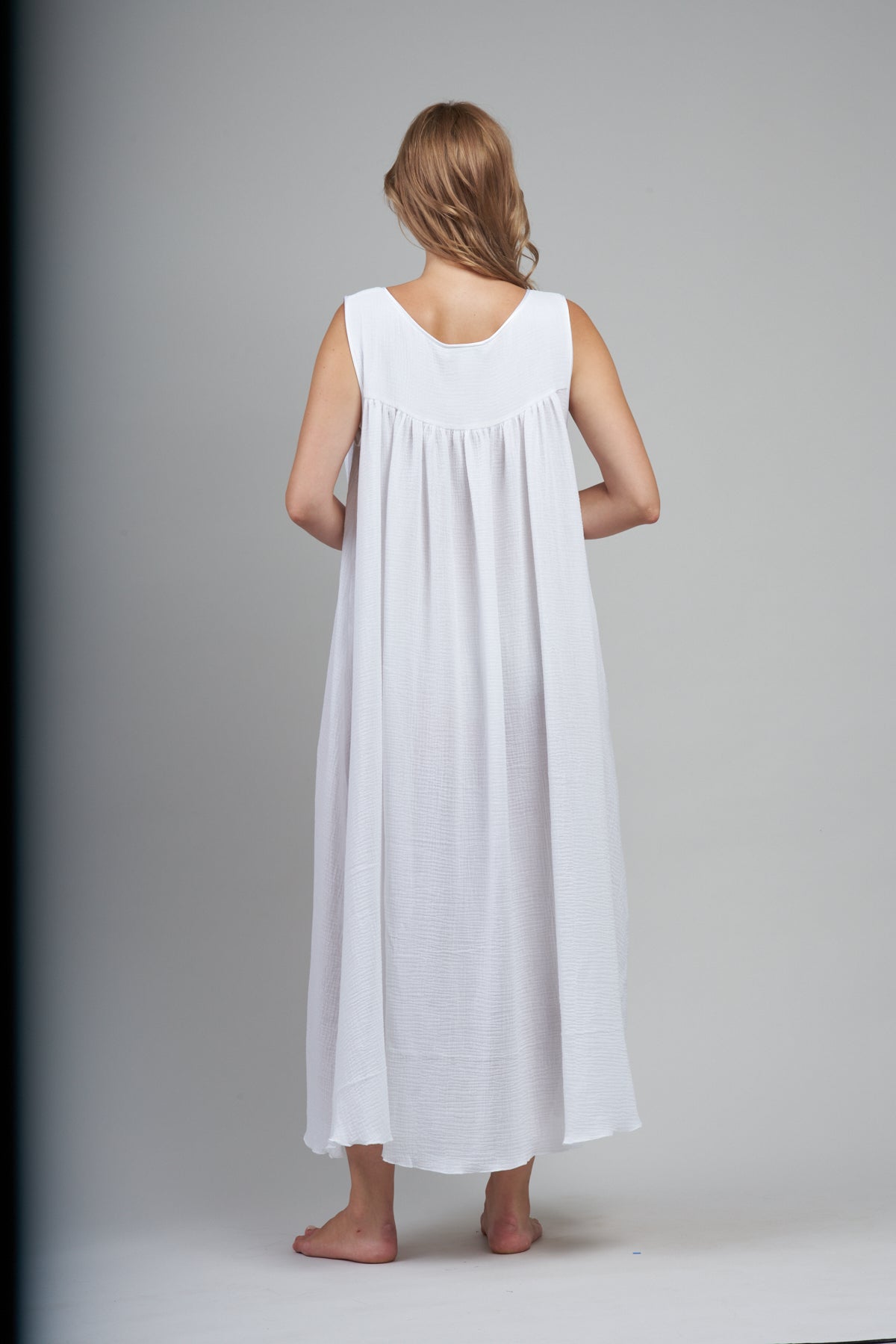 3061 - Long sleeveless gown with yoke