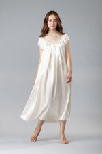 9559 Long nightgown with lace sleeves