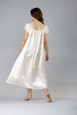 9559 Long nightgown with lace sleeves