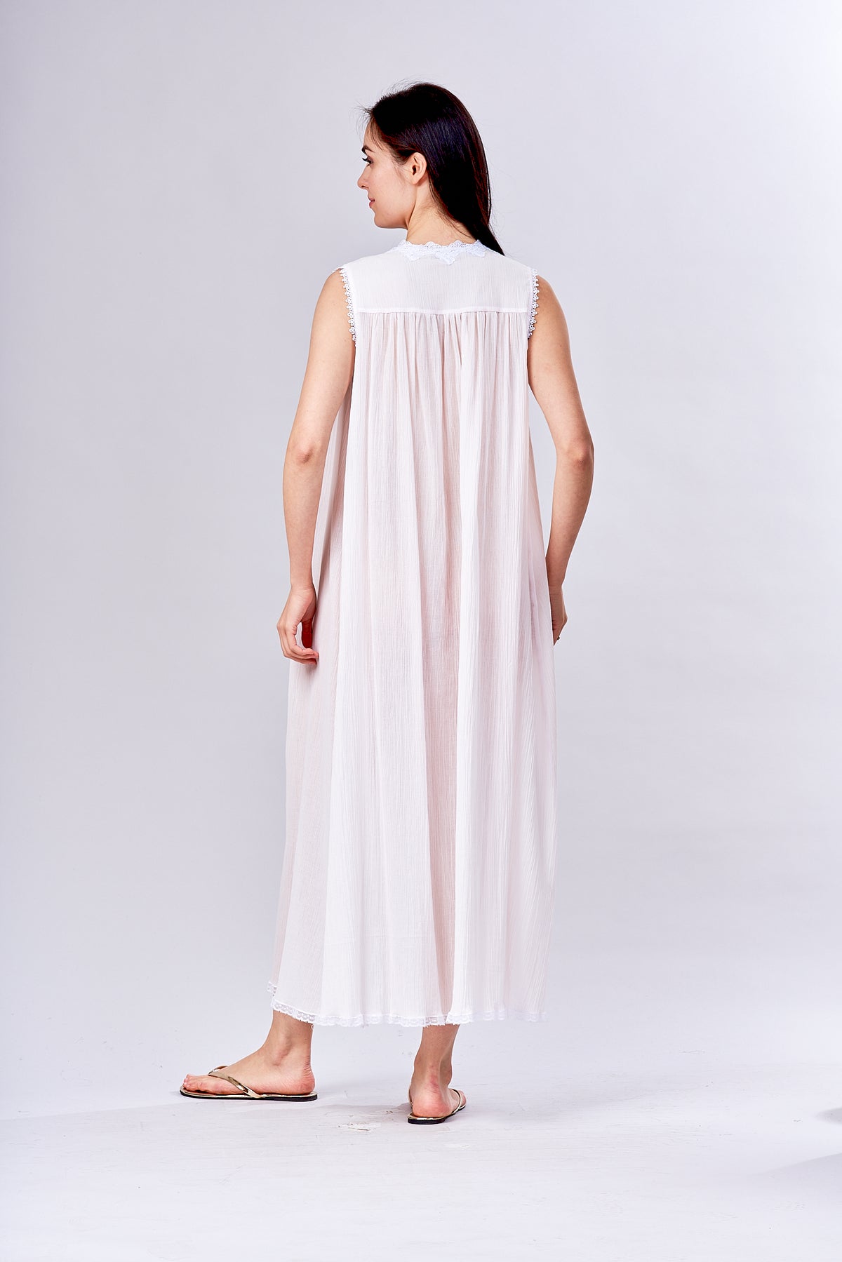 3052 Long sleeveless Nightgown with yokes